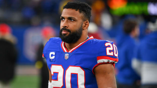 Dec 4, 2022; East Rutherford, New Jersey, USA; New York Giants safety Julian Love (20) walks off the field following the game against the Washington Commanders at MetLife Stadium.